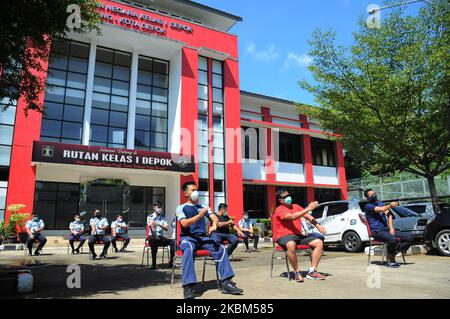 Im April 7,2020 sonnen sich die Beamten der Gefängniswärter und machen Gymnastik in der Sonne im Innenhof des Strafanstaltes der Klasse 1 in Depok, West-Java. Sie tun jeden Tag, um die Immunität des Körpers zu stärken und Krankheiten und Viren zu vermeiden. (Foto von Dasril Roszandi/NurPhoto) Stockfoto