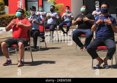 Im April 7,2020 sonnen sich die Beamten der Gefängniswärter und machen Gymnastik in der Sonne im Innenhof des Strafanstaltes der Klasse 1 in Depok, West-Java. Sie tun jeden Tag, um die Immunität des Körpers zu stärken und Krankheiten und Viren zu vermeiden. (Foto von Dasril Roszandi/NurPhoto) Stockfoto