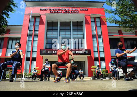 Im April 7,2020 sonnen sich die Beamten der Gefängniswärter und machen Gymnastik in der Sonne im Innenhof des Strafanstaltes der Klasse 1 in Depok, West-Java. Sie tun jeden Tag, um die Immunität des Körpers zu stärken und Krankheiten und Viren zu vermeiden. (Foto von Dasril Roszandi/NurPhoto) Stockfoto