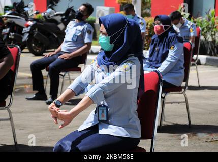 Im April 7,2020 sonnen sich die Beamten der Gefängniswärter und machen Gymnastik in der Sonne im Innenhof des Strafanstaltes der Klasse 1 in Depok, West-Java. Sie tun jeden Tag, um die Immunität des Körpers zu stärken und Krankheiten und Viren zu vermeiden. (Foto von Dasril Roszandi/NurPhoto) Stockfoto