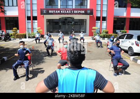 Im April 7,2020 sonnen sich die Beamten der Gefängniswärter und machen Gymnastik in der Sonne im Innenhof des Strafanstaltes der Klasse 1 in Depok, West-Java. Sie tun jeden Tag, um die Immunität des Körpers zu stärken und Krankheiten und Viren zu vermeiden. (Foto von Dasril Roszandi/NurPhoto) Stockfoto