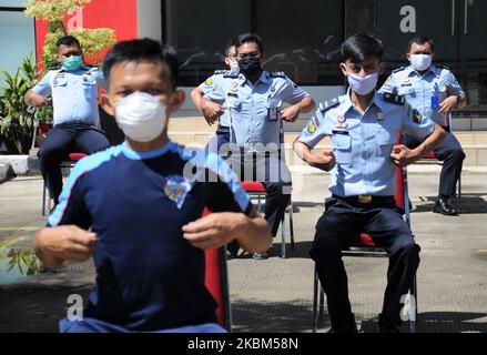 Im April 7,2020 sonnen sich die Beamten der Gefängniswärter und machen Gymnastik in der Sonne im Innenhof des Strafanstaltes der Klasse 1 in Depok, West-Java. Sie tun jeden Tag, um die Immunität des Körpers zu stärken und Krankheiten und Viren zu vermeiden. (Foto von Dasril Roszandi/NurPhoto) Stockfoto