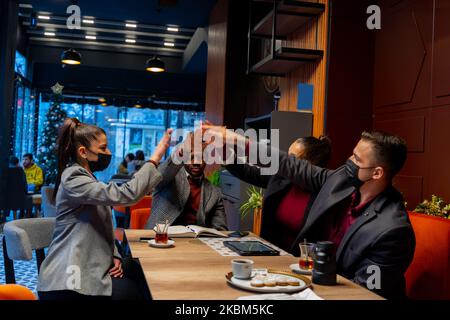 Eine Gruppe von multirassischen Geschäftsleuten legt ihre Hände in die Mitte Stockfoto