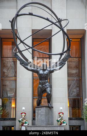 Bronzestatue des Atlas am 13. Februar 2020 im Rockefeller Center in der Fifth Avenue, New York City, USA. Die 15feet große Skulptur von Atlas aus der antiken griechischen Mythologie zeigt Titan Atlas, der den Himmel auf der Schulter hält und wurde 1937 von den Bildhauern Lee Lawrie und Rene Paul Chambellan geschaffen. (Foto von Nicolas Economou/NurPhoto) Stockfoto