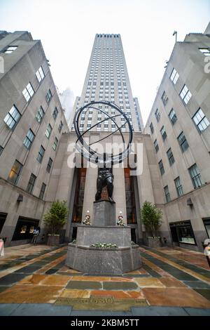 Bronzestatue des Atlas am 13. Februar 2020 im Rockefeller Center in der Fifth Avenue, New York City, USA. Die 15feet große Skulptur von Atlas aus der antiken griechischen Mythologie zeigt Titan Atlas, der den Himmel auf der Schulter hält und wurde 1937 von den Bildhauern Lee Lawrie und Rene Paul Chambellan geschaffen. (Foto von Nicolas Economou/NurPhoto) Stockfoto