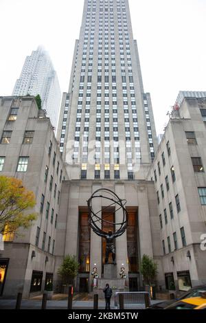 Bronzestatue des Atlas am 13. Februar 2020 im Rockefeller Center in der Fifth Avenue, New York City, USA. Die 15feet große Skulptur von Atlas aus der antiken griechischen Mythologie zeigt Titan Atlas, der den Himmel auf der Schulter hält und wurde 1937 von den Bildhauern Lee Lawrie und Rene Paul Chambellan geschaffen. (Foto von Nicolas Economou/NurPhoto) Stockfoto