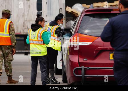 Die Stadtregierung verteilt Hilfsgüter während der Coronavirus-Pandemie am 8. April 2020 in Flushing, Queens in New York City, USA. (Foto von John Nacion/NurPhoto) Stockfoto