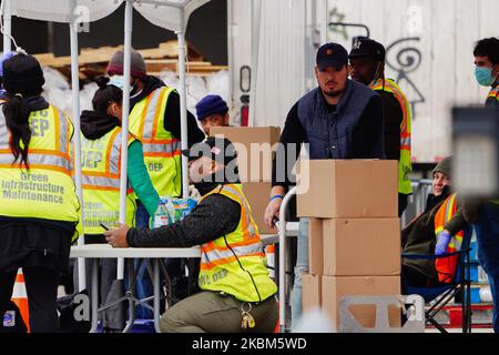 Die Stadtregierung verteilt Hilfsgüter während der Coronavirus-Pandemie am 8. April 2020 in Flushing, Queens in New York City, USA. (Foto von John Nacion/NurPhoto) Stockfoto