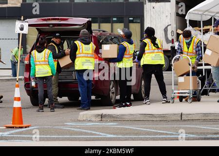 Die Stadtregierung verteilt Hilfsgüter während der Coronavirus-Pandemie am 8. April 2020 in Flushing, Queens in New York City, USA. (Foto von John Nacion/NurPhoto) Stockfoto