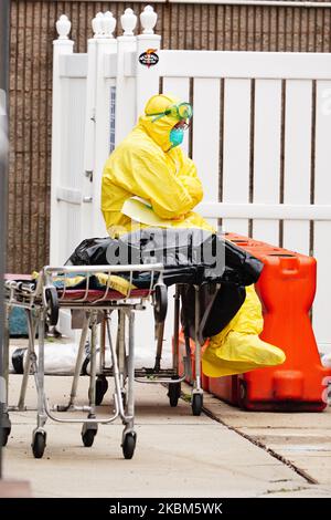 Ein Blick auf einen medizinischen Prüfer im Flushing Hospital Center in New York City, USA, während der Coronavirus-Pandemie am 8. April 2020. (Foto von John Nacion/NurPhoto) Stockfoto