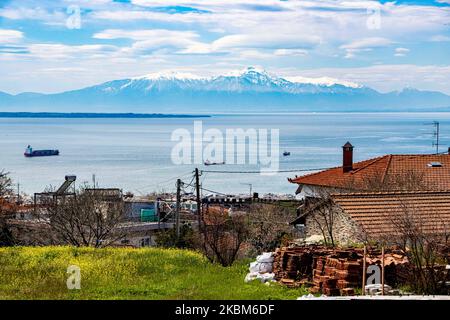 Schneebedeckter Olymp wie von Thessaloniki aus gesehen, liegt der Berg nach dem seltenen Wetter und dem Schneefall im April hinter dem Meer, dem Thermaikos Golf. Der Olymp ist der höchste Berg Griechenlands mit einer Höhe des höchsten Gipfels, Mytikas mit 2918m. Mt. Der Olymp war nach der antiken griechischen Mythologie die Heimat der griechischen Götter. Heute ist der Berg bekannt für die reiche Artenvielfalt, reiche Flora und ist ein Nationalpark, der erste in Griechenland seit 1938. Der Berg ist ein beliebtes Sommer- und Winterziel zum Wandern, Trekking, Klettern, aber auch für Touristen, da es reich fo sind Stockfoto