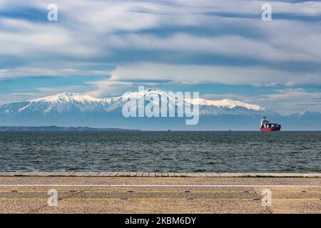 Schneebedeckter Olymp wie von Thessaloniki aus gesehen, liegt der Berg nach dem seltenen Wetter und dem Schneefall im April hinter dem Meer, dem Thermaikos Golf. Der Olymp ist der höchste Berg Griechenlands mit einer Höhe des höchsten Gipfels, Mytikas mit 2918m. Mt. Der Olymp war nach der antiken griechischen Mythologie die Heimat der griechischen Götter. Heute ist der Berg bekannt für die reiche Artenvielfalt, reiche Flora und ist ein Nationalpark, der erste in Griechenland seit 1938. Der Berg ist ein beliebtes Sommer- und Winterziel zum Wandern, Trekking, Klettern, aber auch für Touristen, da es reich fo sind Stockfoto