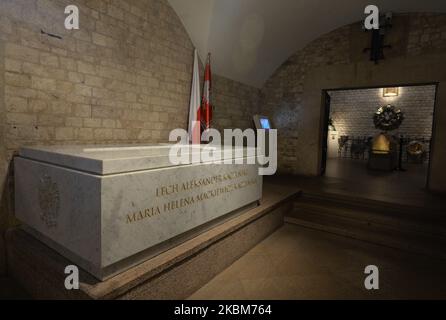 Ein Blick auf einen Sarkophag, auf dem Präsident Lech Kaczynski und die First Lady Maria Kaczynska zur Ruhe gebracht wurden, abgebildet am Vorabend des 10.. Jahrestages der Katastrophe des Smolensk-Sturzes in der Krypta der Kathedrale von Schloss Wawel. In den frühen Morgenstunden, am 10.. April 2010, stürzte ein Flugzeug der TU-154M in Smolensk (Russland), 1km km von der Start- und Landebahn, bei nebligen Wetterbedingungen ab und tötete alle 96 Passagiere an Bord, darunter den polnischen Präsidenten Lech Kaczynski und seine Frau. Am Donnerstag, Den 9. April 2020, Krakau, Polen. (Foto von Artur Widak/NurPhoto) Stockfoto