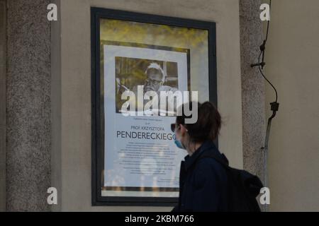 Eine Dame kommt an einem Bild eines polnischen Komponisten und Dirigenten Krzysztof Penderecki vorbei, das bei einer Todesanzeige in der Krakauer Philharmonie zu sehen ist. Krzysztof Penderecki starb am Sonntag, den 29. März 2020, nach einer langen und schweren Krankheit. Er war 86 Jahre alt. Die Urne mit Pendereckis Asche wurde vorübergehend in der Krypta der Basilika St. Florian aufgestellt. Nach der Epidemie wird eine staatliche Beerdigungszeremonie stattfinden, und die Urne wird in die Krypta des Nationalen Pantheons in der Kirche der Heiligen Peter und Paul verlegt. Am Donnerstag, Den 9. April 2020, Krakau, Polen. (Foto von Artur Widak/NurPhoto) Stockfoto