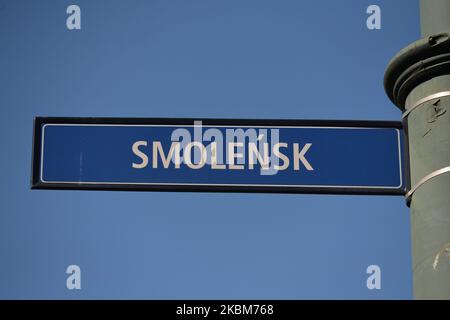 Blick auf das Straßenschild „Smolensk“ im Zentrum von Krakau. In den frühen Morgenstunden, am 10.. April 2010, stürzte ein Flugzeug der TU-154M in Smolensk (Russland), 1km km von der Start- und Landebahn, bei nebligen Wetterbedingungen ab und tötete alle 96 Passagiere an Bord, darunter den polnischen Präsidenten Lech Kaczynski und seine Frau. Am Donnerstag, Den 9. April 2020, Krakau, Polen. (Foto von Artur Widak/NurPhoto) Stockfoto