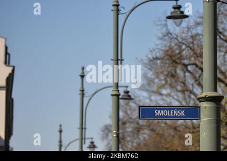 Blick auf das Straßenschild „Smolensk“ im Zentrum von Krakau. In den frühen Morgenstunden, am 10.. April 2010, stürzte ein Flugzeug der TU-154M in Smolensk (Russland), 1km km von der Start- und Landebahn, bei nebligen Wetterbedingungen ab und tötete alle 96 Passagiere an Bord, darunter den polnischen Präsidenten Lech Kaczynski und seine Frau. Am Donnerstag, Den 9. April 2020, Krakau, Polen. (Foto von Artur Widak/NurPhoto) Stockfoto