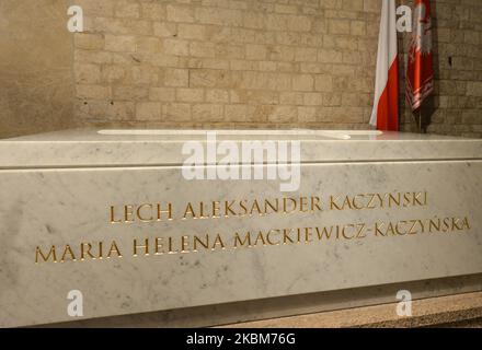 Ein Blick auf einen Sarkophag, auf dem Präsident Lech Kaczynski und die First Lady Maria Kaczynska zur Ruhe gebracht wurden, abgebildet am Vorabend des 10.. Jahrestages der Katastrophe des Smolensk-Sturzes in der Krypta der Kathedrale von Schloss Wawel. In den frühen Morgenstunden, am 10.. April 2010, stürzte ein Flugzeug der TU-154M in Smolensk (Russland), 1km km von der Start- und Landebahn, bei nebligen Wetterbedingungen ab und tötete alle 96 Passagiere an Bord, darunter den polnischen Präsidenten Lech Kaczynski und seine Frau. Am Donnerstag, Den 9. April 2020, Krakau, Polen. (Foto von Artur Widak/NurPhoto) Stockfoto