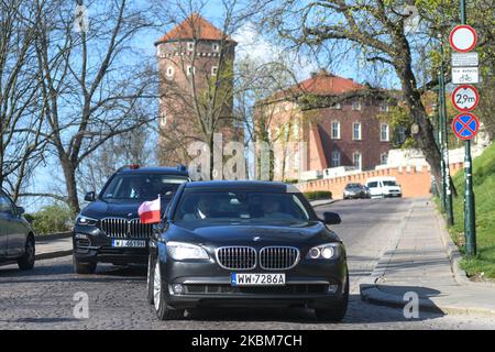 Das Auto mit dem polnischen Präsidenten Andrzej Duda am Ende seines Besuchs auf einem Sarkophag, wo Präsident Lech Kaczynski und First Lady Maria Kaczynska am Tag des 10.. Jahrestages des Absturzes von Smolensk verlegt wurden. In den frühen Morgenstunden, am 10.. April 2010, stürzte ein Flugzeug der TU-154M in Smolensk (Russland), 1km km von der Start- und Landebahn, bei nebligen Wetterbedingungen ab und tötete alle 96 Passagiere an Bord, darunter den polnischen Präsidenten Lech Kaczynski und seine Frau. Am Freitag, Den 10. April 2020, Krakau, Polen. (Foto von Artur Widak/NurPhoto) Stockfoto