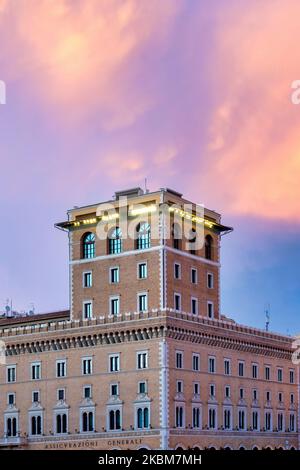 Palazzo delle Assicurazioni Generali bei Sonnenuntergang, Rom, Italien Stockfoto