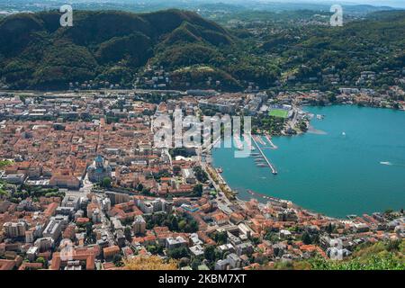 Como Stadt Italien, Luftaufnahme im Sommer des historischen Zentrums - der Citta Murata - der Stadt Como vom Brunate-Aussichtspunkt, Comer See, Italien Stockfoto