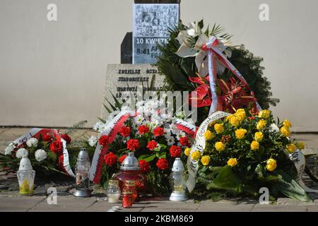 Ein Blick auf die Basis des Kreuzes von Katyn, umgeben von Blumen und Kränzen, am Tag des 10.. Jahrestages der Katastrophe von Smolensk. In den frühen Morgenstunden, am 10.. April 2010, stürzte ein Flugzeug der TU-154M in Smolensk (Russland), 1km km von der Start- und Landebahn, bei nebligen Wetterbedingungen ab und tötete alle 96 Passagiere an Bord, darunter den polnischen Präsidenten Lech Kaczynski und seine Frau. 10 Jahre sind vergangen und Russland hat das Flugzeugwrack immer noch nicht zurückgebracht. Am Freitag, Den 10. April 2020, Krakau, Polen. (Foto von Artur Widak/NurPhoto) Stockfoto