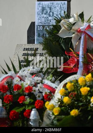 Ansicht eines Plakats, auf dem Fotos aller bei dem Absturz Getöteten, umgeben von Blumen und Kränzen, am Tag des 10.. Jahrestages der Katastrophe des Smolensk-Sturzes zu sehen sind. In den frühen Morgenstunden, am 10.. April 2010, stürzte ein Flugzeug der TU-154M in Smolensk (Russland), 1km km von der Start- und Landebahn, bei nebligen Wetterbedingungen ab und tötete alle 96 Passagiere an Bord, darunter den polnischen Präsidenten Lech Kaczynski und seine Frau. 10 Jahre sind vergangen und Russland hat das Flugzeugwrack immer noch nicht zurückgebracht. Am Freitag, Den 10. April 2020, Krakau, Polen. (Foto von Artur Widak/NurPhoto) Stockfoto