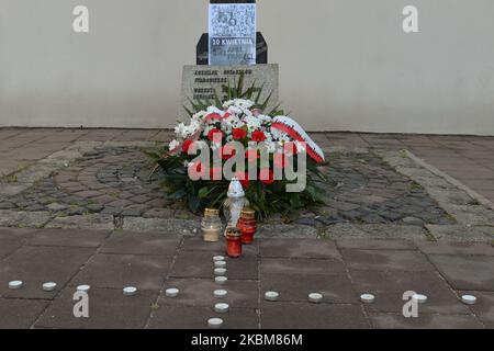 Eine Ansicht der Basis des Kreuzes von Katyn mit einem Plakat, das Fotos aller bei dem Unfall getöteten Passagiere zeigt, gesehen am Tag des 10.. Jahrestages der Katastrophe des Smolensk-Sturzes. In den frühen Morgenstunden, am 10.. April 2010, stürzte ein Flugzeug der TU-154M in Smolensk (Russland), 1km km von der Start- und Landebahn, bei nebligen Wetterbedingungen ab und tötete alle 96 Passagiere an Bord, darunter den polnischen Präsidenten Lech Kaczynski und seine Frau. 10 Jahre sind vergangen und Russland hat das Flugzeugwrack immer noch nicht zurückgebracht. Am Freitag, Den 10. April 2020, Krakau, Polen. (Foto von Artur Widak/NurPhoto) Stockfoto