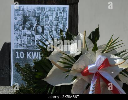 Ansicht eines Plakats, auf dem Fotos aller bei dem Absturz Getöteten, umgeben von Blumen und Kränzen, am Tag des 10.. Jahrestages der Katastrophe des Smolensk-Sturzes zu sehen sind. In den frühen Morgenstunden, am 10.. April 2010, stürzte ein Flugzeug der TU-154M in Smolensk (Russland), 1km km von der Start- und Landebahn, bei nebligen Wetterbedingungen ab und tötete alle 96 Passagiere an Bord, darunter den polnischen Präsidenten Lech Kaczynski und seine Frau. 10 Jahre sind vergangen und Russland hat das Flugzeugwrack immer noch nicht zurückgebracht. Am Freitag, Den 10. April 2020, Krakau, Polen. (Foto von Artur Widak/NurPhoto) Stockfoto