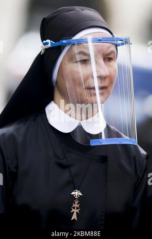 Eine Nonne, die einen schützenden Gesichtsschutz trägt, wird gesehen, während die Kanoninnen des Heiligen Geistes während der Ausbreitung des Coronavirus Nahrung an Arme und Obdachlose verteilen. Krakau, Polen, am 10.. April 2020. (Foto von Beata Zawrzel/NurPhoto) Stockfoto