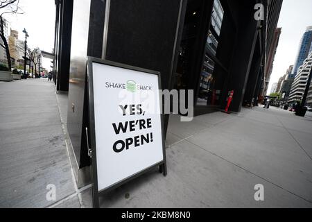 Shake Shack, ein Burger-Joint bietet während der Coronavirus-Pandemie am 10 2020. April in New York City, USA, Essen an. (Foto von John Nacion/NurPhoto) Stockfoto