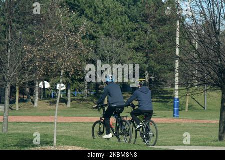 Am 08. April 2020 fahren Menschen in einem Park mit Fahrrädern und ignorieren die soziale Distanzierung (physische Distanzierung) in Toronto, Ontario, Kanada. Viele Parks wurden geschlossen, und die Polizei patrouillierte und verteilte Geldstrafen, um soziale Distanzierungen durchzusetzen, um die Ausbreitung des neuartigen Coronavirus (COVID-19) zu verlangsamen. (Foto von Creative Touch Imaging Ltd./NurPhoto) Stockfoto