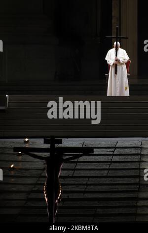 Papst Franziskus präsides über die Via Crucis â € "oder Weg des Kreuzes â €" Zeremonie in St. Peter's Square leer von den Gläubigen nach Italien Verbot von Versammlungen zu enthalten Coronavirus Ansteckung, im Vatikan, Freitag, 10. April 2020. (Foto von Massimo Valicchia/NurPhoto) Stockfoto