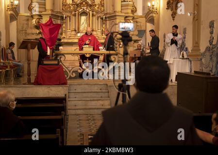 Im größten katholischen Land der Welt feiern Franziskaner-Mönche am 10. April 2020 die Karfreitagsmesse ohne Anwesenheit der Gläubigen in der Kirche von Sao Francisco im Zentrum von Sao Paulo, Brasilien, aufgrund der Pandemie des neuen Coronavirus. Der Tempel, einer der ältesten in Sao Paulo, sendete eine der wichtigsten Feierlichkeiten des katholischen Kalenders über das Internet, nachdem er am 24.. März Lebensmittel und Hygieneartikel verteilt hatte, was sie seit Beginn der Quarantäne getan haben. Die katholische Bevölkerung Brasiliens ist etwa 135 Millionen Menschen, und ein Mönch kommt aus Stockfoto