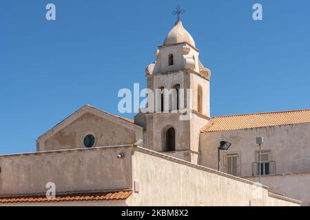 Die Kirche von S. Francesco befindet sich im historischen Zentrum auf einem felsigen Punkt im östlichsten Teil von Vieste. Vieste, Provinz Foggia, Apulien, Italien Stockfoto