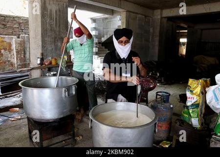 Köche bereiten am 10. April 2020 im BEHALA Gurdwara in Kalkutta ein Abendessen für Wanderarbeiter und Home Less People während einer staatlich verhängten landesweiten Sperre als vorbeugende Maßnahme gegen das COVID-19-Coronavirus zu. (Foto von Debajyoti Chakraborty/NurPhoto) Stockfoto