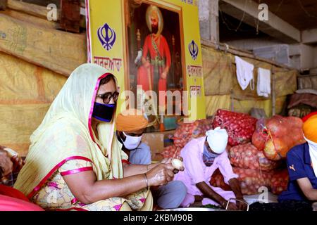 Köche bereiten am 10. April 2020 im BEHALA Gurdwara in Kalkutta ein Abendessen für Wanderarbeiter und Home Less People während einer staatlich verhängten landesweiten Sperre als vorbeugende Maßnahme gegen das COVID-19-Coronavirus zu. (Foto von Debajyoti Chakraborty/NurPhoto) Stockfoto