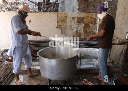 Köche bereiten am 10. April 2020 im BEHALA Gurdwara in Kalkutta ein Abendessen für Wanderarbeiter und Home Less People während einer staatlich verhängten landesweiten Sperre als vorbeugende Maßnahme gegen das COVID-19-Coronavirus zu. (Foto von Debajyoti Chakraborty/NurPhoto) Stockfoto