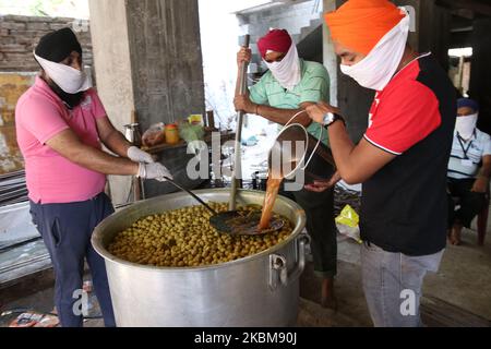 Köche bereiten am 10. April 2020 im BEHALA Gurdwara in Kalkutta ein Abendessen für Wanderarbeiter und Home Less People während einer staatlich verhängten landesweiten Sperre als vorbeugende Maßnahme gegen das COVID-19-Coronavirus zu. (Foto von Debajyoti Chakraborty/NurPhoto) Stockfoto