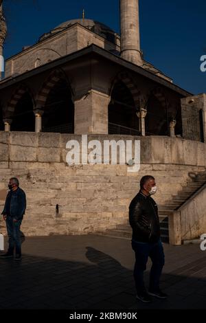 Eine allgemeine Ansicht von Istanbul, Türkei, gesehen am 10. April 2020 während des Coronavirus-Ausbruchs. Die historischen und gemeinsamen Orte der Stadt wie der Maidenturm und die Ortakoy Moschee sind leer, ebenso wie die Touristenattraktionen. Der Gesundheitsminister berichtete, dass die Gesamtzahl der bestätigten COVID-19-Fälle mit den heute 4.747 neuen Fällen auf 47.029 angestiegen sei und die Zahl der Todesopfer derzeit bei 1.006 liegt. Die Schulen und Universitäten sind seit März 16 geschlossen, und alle Sportereignisse wurden eingestellt. Alle Restaurants, Geschäfte, Touristenattraktionen und Veranstaltungsorte sind geschlossen, und die Ladenbesitzer und kleine Reta Stockfoto