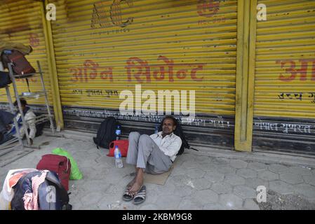 Nepalesische Menschen, die am Freitag, den 10. April 2020, in Dhulikhel, Kavrepalanchok, Nepal, Rast machen. Einheimische und Jugendliche aus Dhulikhel stellten kostenlose Schuhe und Lebensmittel bereit, darunter geschlagener Reis (chiura), trockene Snacks (Dalmoth), Nudeln, Kekse, Masken, Orale Rehydratationslösung (ORS) und Trinkwasser für die Menschen, die während der von der Regierung verhängten Sperre zu Fuß zu ihren Häusern gehen, um die Risiken von Covid-19 zu minimieren. Die Einheimischen bewirtschafteten unter anderem Busse und Lastwagen, um Menschen zu transportieren, die nach Hause fahren möchten. Bis heute machen sich am frühen Morgen über Hunderte von Menschen auf den Weg zu ihren Häusern Stockfoto