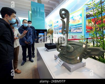 PEKING, CHINA - 4. NOVEMBER 2022 - Besucher sehen sich im Sichuan-Ausstellungsbereich Nachbildungen von Sanxingdui-Kulturrelikten während des „Strebens nach einer Stockfoto