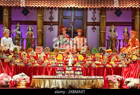 Berge von Süßigkeiten und vegetarischen Snacks werden vor den Gottheiten am BAPS Shri Swaminarayan Tempel während der Annakut Darshan (auch bekannt als Annakut Utsav und Govardhan Puja), die am fünften und letzten Tag des Festivals von Diwali stattfindet, angezeigt, Dies markiert den Beginn des Hindu-Neujahrs in Toronto, Ontario, Kanada am 28. Oktober 2019. Annakut, was einen „großen Berg an Nahrung“ bedeutet, der Gott als Zeichen der Hingabe angeboten wird. BAPS (Bochasanwasi Shri Akshar Purushottam Swaminarayan Sanstha) ist eine Sekte des Hinduismus Diksha Vidhi und ihrer Tempel, obwohl sie vielen Hindu gewidmet ist Stockfoto