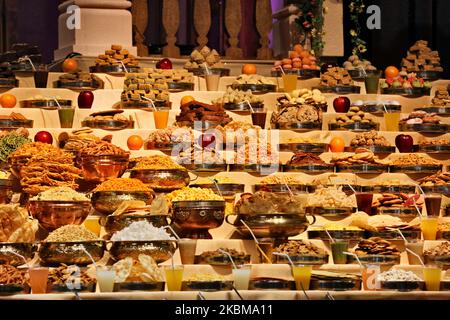 Berge von Süßigkeiten und vegetarischen Snacks werden vor den Gottheiten am BAPS Shri Swaminarayan Tempel während der Annakut Darshan (auch bekannt als Annakut Utsav und Govardhan Puja), die am fünften und letzten Tag des Festivals von Diwali stattfindet, angezeigt, Dies markiert den Beginn des Hindu-Neujahrs in Toronto, Ontario, Kanada am 28. Oktober 2019. Annakut, was einen „großen Berg an Nahrung“ bedeutet, der Gott als Zeichen der Hingabe angeboten wird. BAPS (Bochasanwasi Shri Akshar Purushottam Swaminarayan Sanstha) ist eine Sekte des Hinduismus Diksha Vidhi und ihrer Tempel, obwohl sie vielen Hindu gewidmet ist Stockfoto