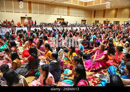 Hindu-Anhänger führen aarti am BAPS Shri Swaminarayan Tempel während des Annakut Darshan (auch bekannt als Annakut Utsav und Govardhan Puja) durch, der am fünften und letzten Tag des Festivals von Diwali stattfindet, Dies markiert den Beginn des Hindu-Neujahrs in Toronto, Ontario, Kanada am 28. Oktober 2019. Annakut, was einen „großen Berg an Nahrung“ bedeutet, der Gott als Zeichen der Hingabe angeboten wird. BAPS (Bochasanwasi Shri Akshar Purushottam Swaminarayan Sanstha) ist eine Sekte der Hinduismus-Diksha Vidhi und deren Tempel, obwohl sie vielen Hindu-Gottheiten gewidmet sind, auch als Gemeinschaft und als lernender dienen Stockfoto