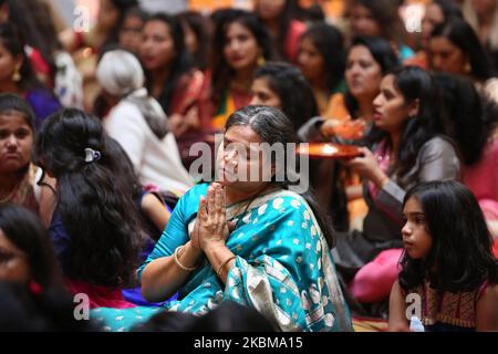 Hindu-Anhänger führen aarti am BAPS Shri Swaminarayan Tempel während des Annakut Darshan (auch bekannt als Annakut Utsav und Govardhan Puja) durch, der am fünften und letzten Tag des Festivals von Diwali stattfindet, Dies markiert den Beginn des Hindu-Neujahrs in Toronto, Ontario, Kanada am 28. Oktober 2019. Annakut, was einen „großen Berg an Nahrung“ bedeutet, der Gott als Zeichen der Hingabe angeboten wird. BAPS (Bochasanwasi Shri Akshar Purushottam Swaminarayan Sanstha) ist eine Sekte der Hinduismus-Diksha Vidhi und deren Tempel, obwohl sie vielen Hindu-Gottheiten gewidmet sind, auch als Gemeinschaft und als lernender dienen Stockfoto