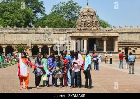 Gruppe von indischen Touristen machen ein Selfie am Brihadeeswarar Tempel (auch bekannt als Brihadisvara Tempel, Brihadishvara Tempel, Big Tempel, RajaRajeswara Tempel, Rajarajeswaram und Peruvudayar Tempel) ist ein Hindu-Tempel gewidmet Lord Shiva befindet sich in Thanjavur, Tamil Nadu, Indien. Der Tempel ist einer der größten Tempel in Indien und ist ein Beispiel für dravidische Architektur, die während der Chola-Zeit von Raja Raja Chola I erbaut und 1010 n. Chr. fertiggestellt wurde. Der Tempel ist über 1000 Jahre alt und ist Teil des UNESCO-Weltkulturerbes, bekannt als die "Großen Lebenden Chola-Tempel", die aus dem Brihad bestehen Stockfoto