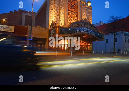 Am Samstag, den 11. April 2020, passiert ein Polizeikreuzer das historische Kings Theatre in Brooklyn auf der Flatbush Avenue, der leeren Hauptdurchgangsstraße dieses Stadtteils. (Foto von B.A. Van Sise/NurPhoto) Stockfoto