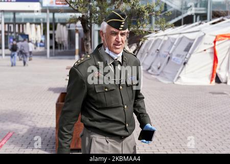 Ein spanischer Armeeoffizier im Feldlazarett, das bei der IFEMA während des Coronavirus-Ausbruchs in Madrid, Spanien, installiert wurde. 11. April 2020. (Foto von A. Ware/NurPhoto) Stockfoto