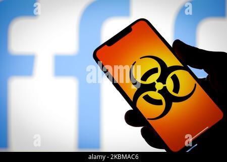 Das Facebook-Logo ist auf diesem Foto am 10. März 2020 in Warschau, Polen, mit einem Biohazard-Symbol zu sehen. (Fotoillustration von Jaap Arriens/NurPhoto) Stockfoto