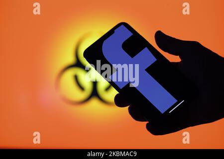 Das Facebook-Logo ist auf diesem Foto am 10. März 2020 in Warschau, Polen, mit einem Biohazard-Symbol zu sehen. (Fotoillustration von Jaap Arriens/NurPhoto) Stockfoto